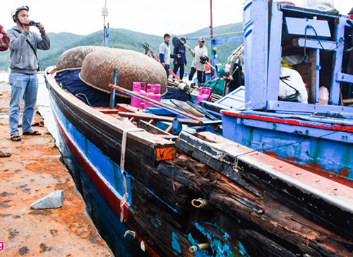 Lai dắt tàu cá cùng 10 ngư dân bị tàu lạ đâm về đất liền an toàn ảnh 1